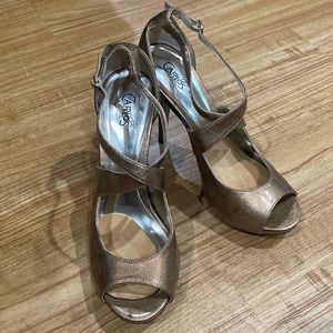 USED. Size 8.5 CARLOS by Carlos Santana. Gold